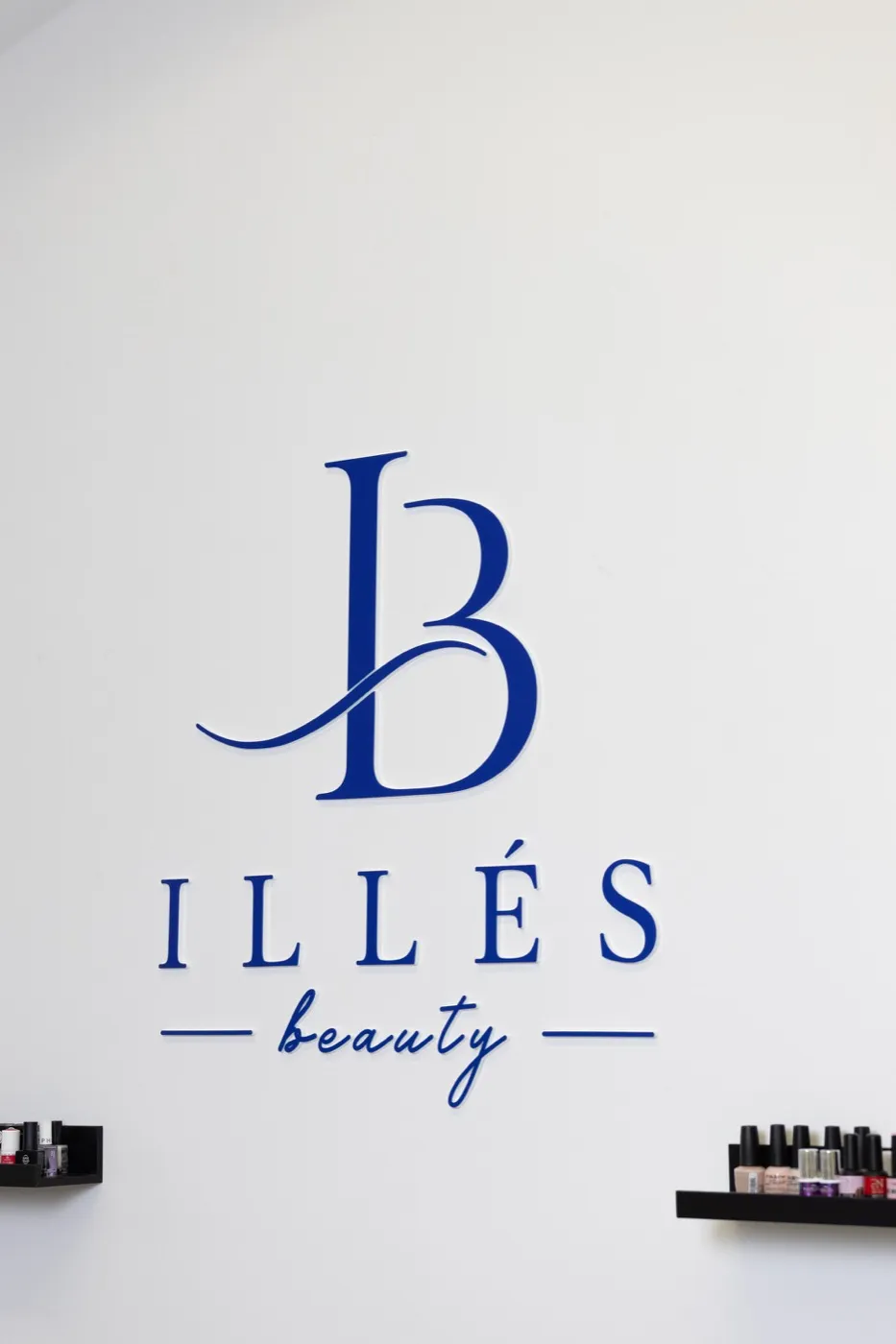 Logo ILLÉS beauty v prostorách salonu