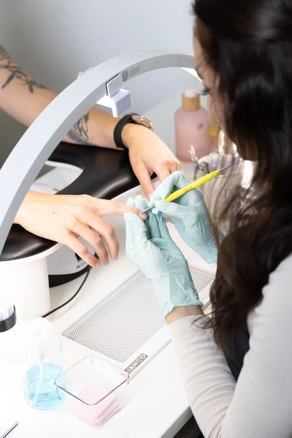 Manikúra v salonu ILLÉS beauty, detail práce na nehtech