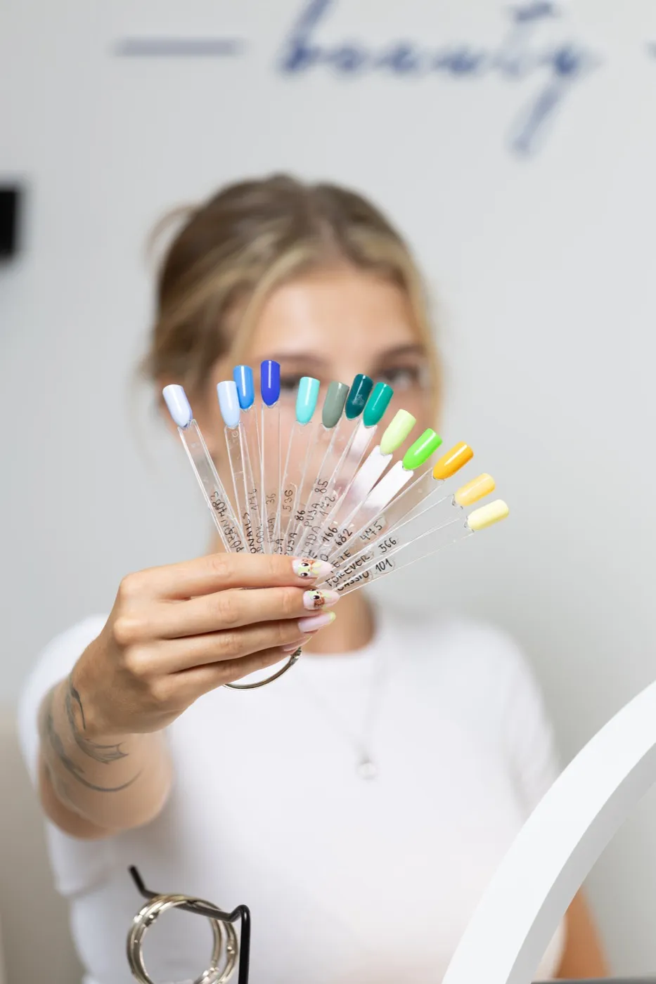 Vzorník odstínů gel laku v salonu ILLÉS beauty